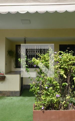 Casa à venda com 64m², 2 quartos e 2 vagasFachada