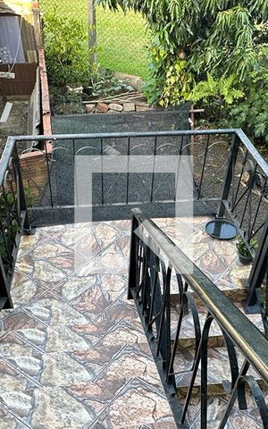Casa à venda com 243m², 5 quartos e 2 vagasEscada