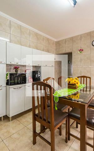 Casa à venda com 200m², 2 quartos e 2 vagas Casa à venda com 200m², 2 quartos e 2 vagasCozinha