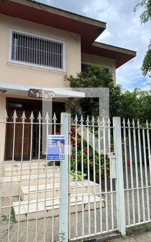 Casa para alugar com 370m², 4 quartos e 4 vagas Casa para alugar com 370m², 4 quartos e 4 vagasFachada