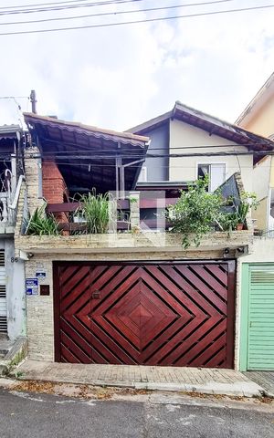 Casa à venda com 120m², 2 quartos e 2 vagas Casa à venda com 120m², 2 quartos e 2 vagasFachada