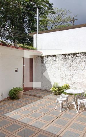 Casa à venda com 250m², 2 quartos e 3 vagas Casa à venda com 250m², 2 quartos e 3 vagasGaragem