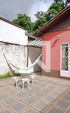 Casa à venda com 250m², 2 quartos e 3 vagas Casa à venda com 250m², 2 quartos e 3 vagasGaragem