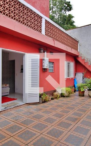 Casa à venda com 250m², 2 quartos e 3 vagas Casa à venda com 250m², 2 quartos e 3 vagasQuintal