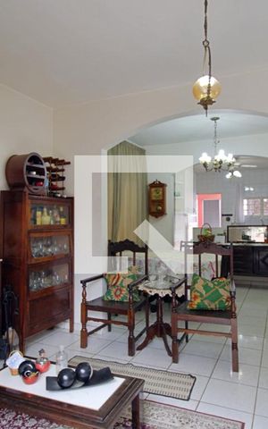 Casa à venda com 250m², 2 quartos e 3 vagas Casa à venda com 250m², 2 quartos e 3 vagasSala