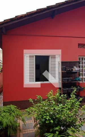 Casa à venda com 250m², 2 quartos e 3 vagas Casa à venda com 250m², 2 quartos e 3 vagasEdícula