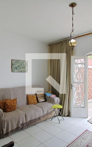 Casa à venda com 250m², 2 quartos e 3 vagas Casa à venda com 250m², 2 quartos e 3 vagasSala