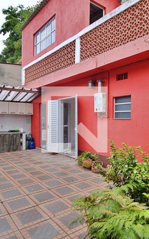 Casa à venda com 250m², 2 quartos e 3 vagas Casa à venda com 250m², 2 quartos e 3 vagasQuintal