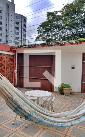 Casa à venda com 250m², 2 quartos e 3 vagas Casa à venda com 250m², 2 quartos e 3 vagasGaragem