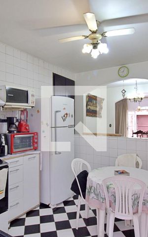 Casa à venda com 250m², 2 quartos e 3 vagas Casa à venda com 250m², 2 quartos e 3 vagasCozinha