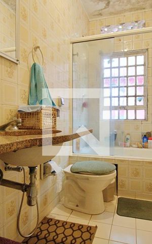 Casa à venda com 250m², 2 quartos e 3 vagas Casa à venda com 250m², 2 quartos e 3 vagasBanheiro