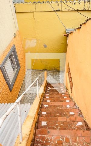 Casa de condomínio à venda com 302m², 5 quartos e sem vaga Casa de condomínio à venda com 302m², 5 quartos e sem vagaEscada