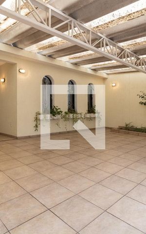 Casa à venda com 320m², 4 quartos e 3 vagas Casa à venda com 320m², 4 quartos e 3 vagasGaragem