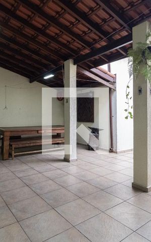 Casa à venda com 320m², 4 quartos e 3 vagas Casa à venda com 320m², 4 quartos e 3 vagasQuintal Coberto