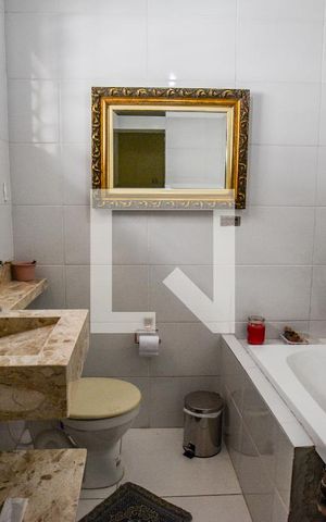 Casa para alugar com 130m², 2 quartos e 2 vagasBanheiro Corredor