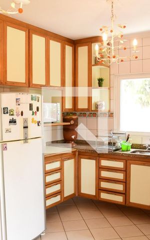 Casa de condomínio para alugar com 315m², 3 quartos e 6 vagasCozinha