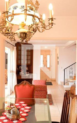 Casa de condomínio para alugar com 315m², 3 quartos e 6 vagasSala