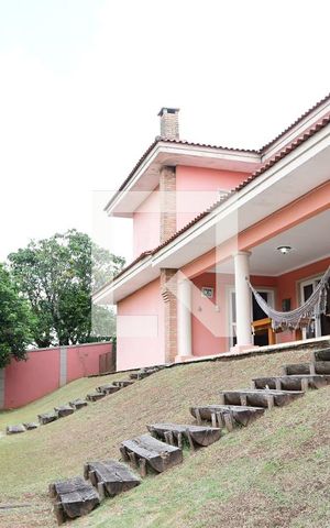 Casa de condomínio para alugar com 315m², 3 quartos e 6 vagasQuintal