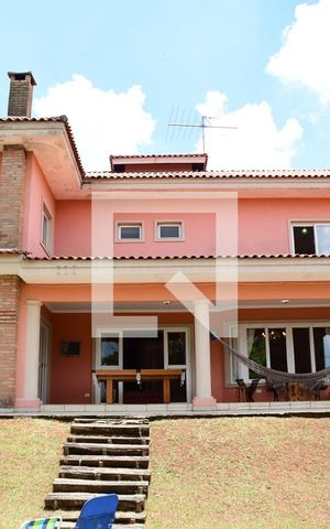 Casa de condomínio para alugar com 315m², 3 quartos e 6 vagasFundos