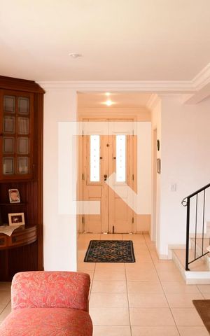 Casa de condomínio para alugar com 315m², 3 quartos e 6 vagasSala