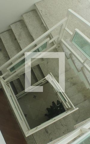 Casa para alugar com 414m², 5 quartos e 7 vagasEscada