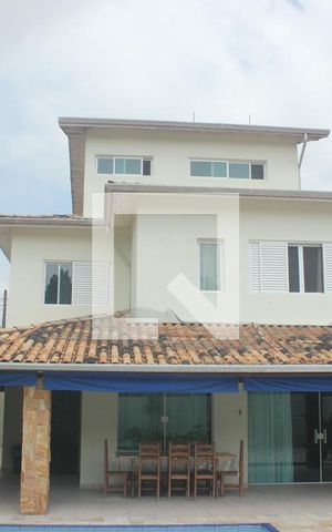 Casa para alugar com 414m², 5 quartos e 7 vagasFachada