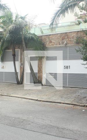 Casa para alugar com 414m², 5 quartos e 7 vagasFachada