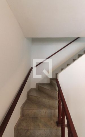 Casa à venda com 387m², 3 quartos e 1 vaga Casa à venda com 387m², 3 quartos e 1 vagaEscada
