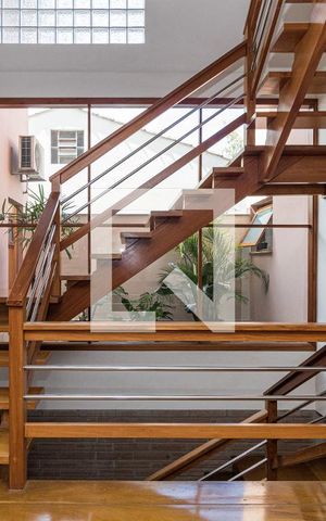 Casa à venda com 420m², 4 quartos e 10 vagasEscada
