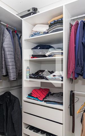 Casa à venda com 420m², 4 quartos e 10 vagasCloset