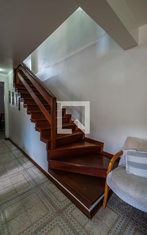 Casa à venda com 275m², 5 quartos e 5 vagasEscada