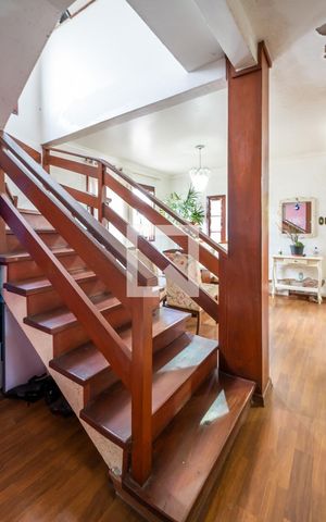 Casa à venda com 275m², 5 quartos e 5 vagasEscada