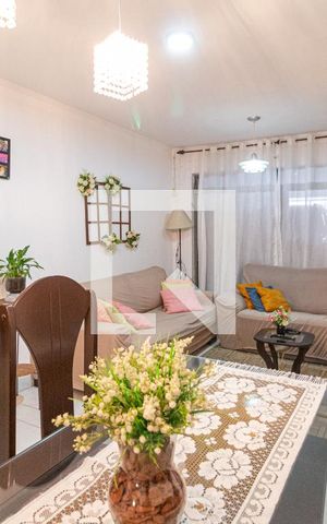 Casa à venda com 216m², 4 quartos e 2 vagas Casa à venda com 216m², 4 quartos e 2 vagasSala