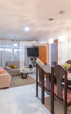 Casa à venda com 216m², 4 quartos e 2 vagas Casa à venda com 216m², 4 quartos e 2 vagasSala