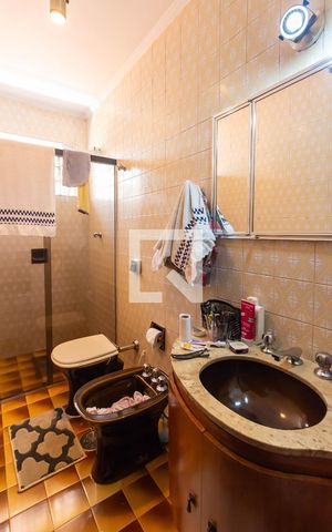 Casa à venda com 145m², 5 quartos e 2 vagas Casa à venda com 145m², 5 quartos e 2 vagasBanheiro da Suíte