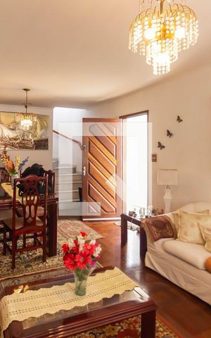 Casa à venda com 145m², 5 quartos e 2 vagas Casa à venda com 145m², 5 quartos e 2 vagasSala