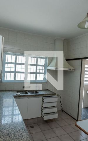 Casa à venda com 384m², 5 quartos e 4 vagas Casa à venda com 384m², 5 quartos e 4 vagasCozinha