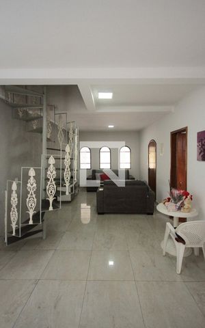 Casa à venda com 220m², 3 quartos e 2 vagas Casa à venda com 220m², 3 quartos e 2 vagasSala