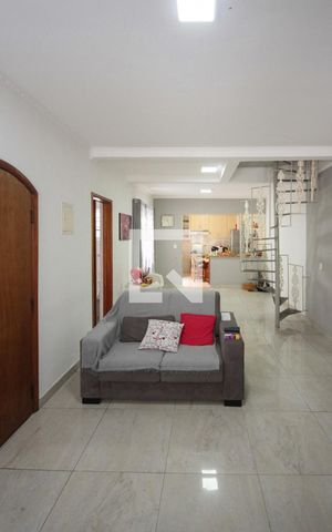 Casa à venda com 220m², 3 quartos e 2 vagas Casa à venda com 220m², 3 quartos e 2 vagasSala