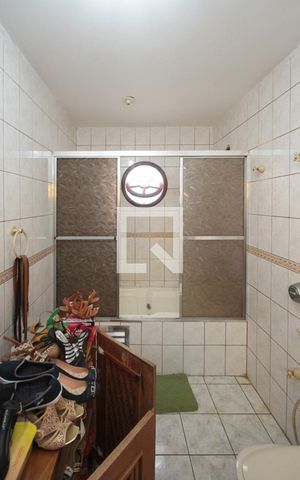 Casa à venda com 220m², 3 quartos e 2 vagas Casa à venda com 220m², 3 quartos e 2 vagasBanheiro da Suíte