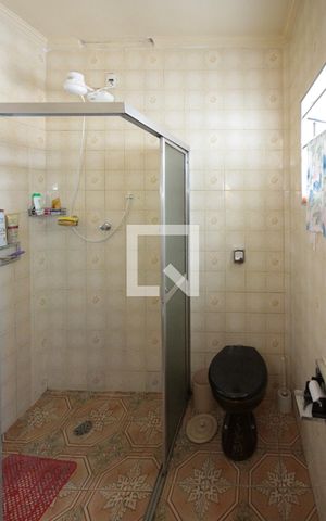 Casa à venda com 220m², 3 quartos e 2 vagas Casa à venda com 220m², 3 quartos e 2 vagasBanheiro Social