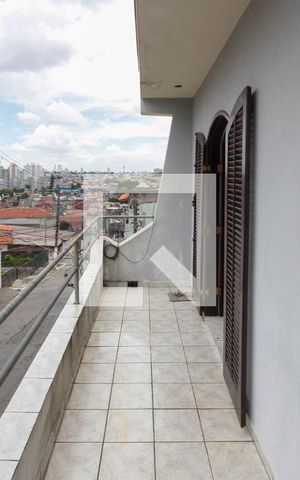 Casa à venda com 220m², 3 quartos e 2 vagas Casa à venda com 220m², 3 quartos e 2 vagasVaranda