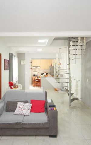 Casa à venda com 220m², 3 quartos e 2 vagas Casa à venda com 220m², 3 quartos e 2 vagasSala