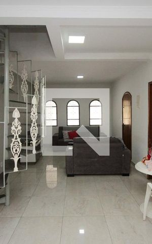 Casa à venda com 220m², 3 quartos e 2 vagas Casa à venda com 220m², 3 quartos e 2 vagasSala