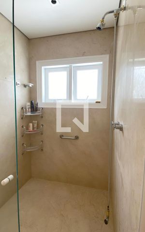 Casa de condomínio para alugar com 450m², 3 quartos e 4 vagasBanheiro da Suíte 1
