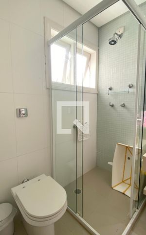 Casa de condomínio para alugar com 450m², 3 quartos e 4 vagasBanheiro da Suíte 2