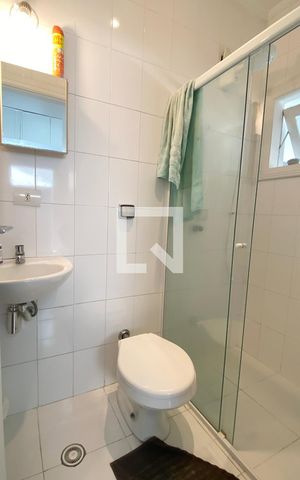 Casa de condomínio para alugar com 450m², 3 quartos e 4 vagasBanheiro de serviço