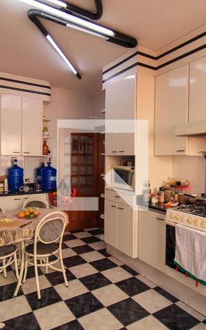 Casa à venda com 383m², 5 quartos e 8 vagas Casa à venda com 383m², 5 quartos e 8 vagasCozinha