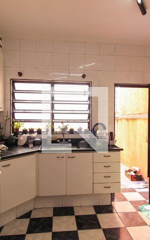 Casa à venda com 383m², 5 quartos e 8 vagas Casa à venda com 383m², 5 quartos e 8 vagasCozinha