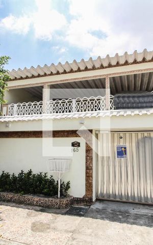 Casa para alugar com 283m², 4 quartos e 1 vaga Casa para alugar com 283m², 4 quartos e 1 vagaFachada